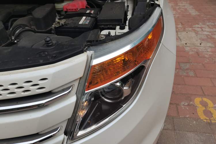 Used Ford Explorer 2013 3.5L Deluxe Model Engine Bay Left