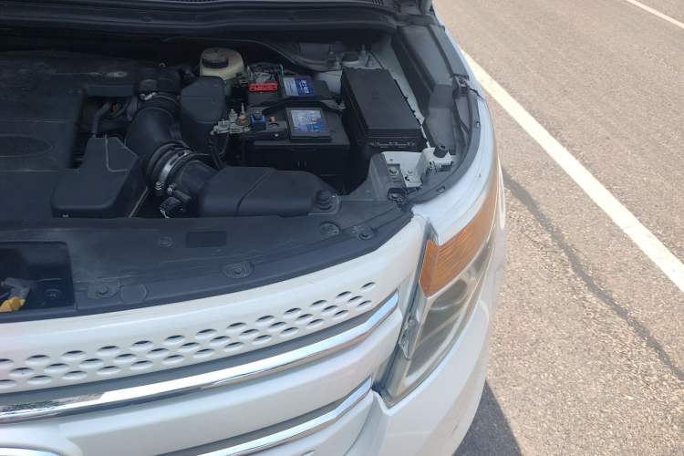 Used Ford Explorer 2013 3.5L Deluxe Model Engine Bay Left