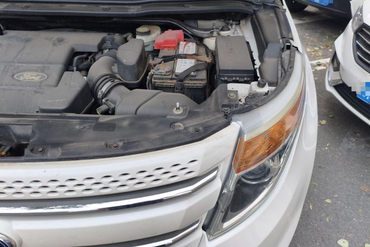 Used Ford Explorer 2013 3.5L Deluxe Model Engine Bay Left