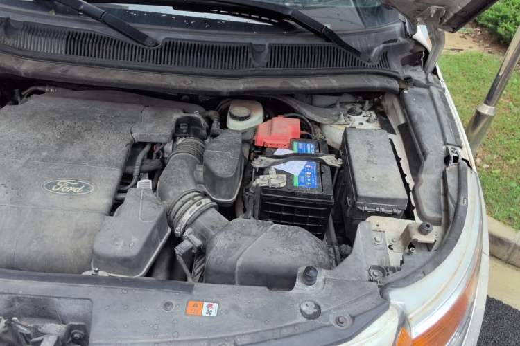 Used Ford Explorer 2013 3.5L Deluxe Model Engine Bay Left