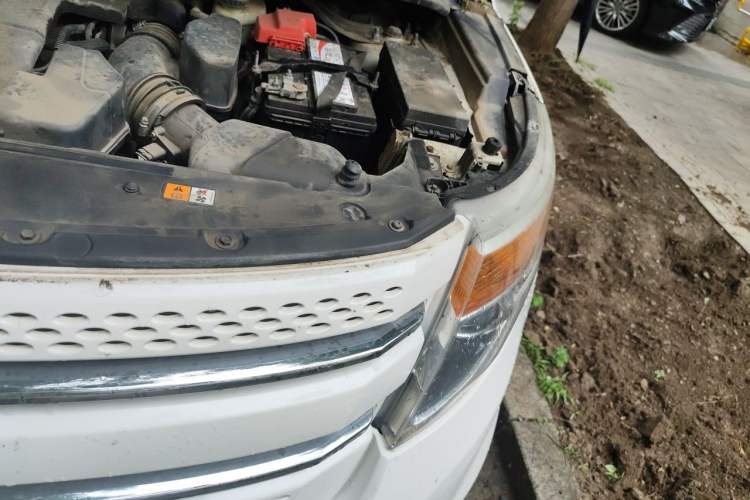 Used Ford Explorer 2013 3.5L Deluxe Model Engine Bay Left