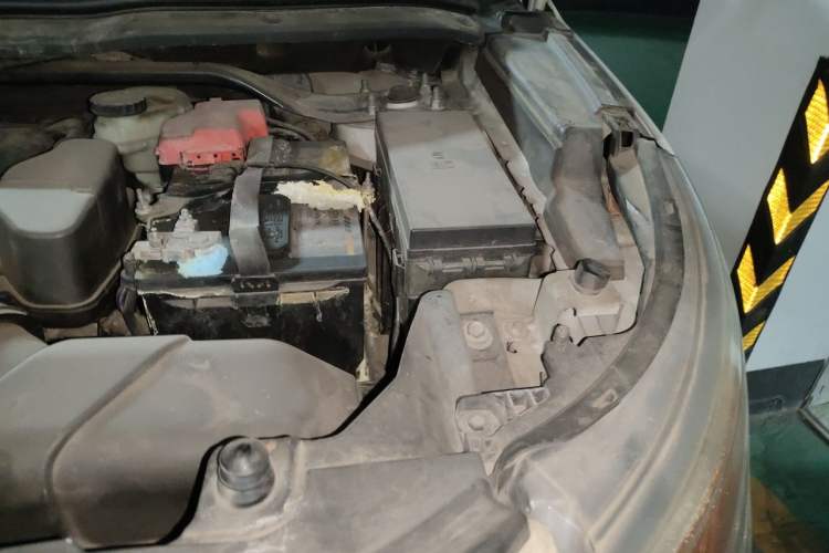 Used Ford Explorer 2013 3.5L Deluxe Model Engine Bay Left