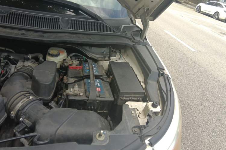 Used Ford Explorer 2013 3.5L Deluxe Model Engine Bay Left