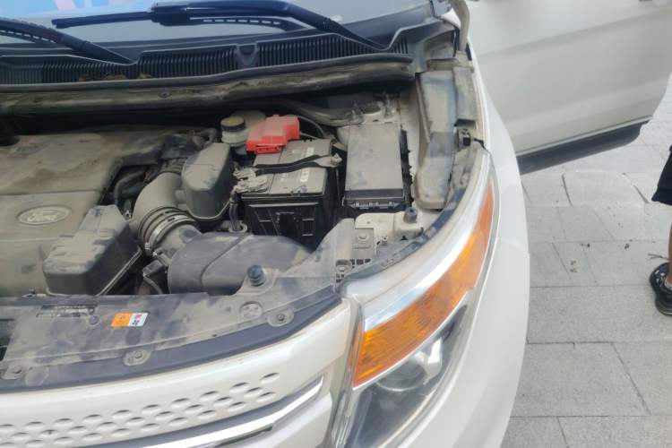 Used Ford Explorer 2013 3.5L Deluxe Model Engine Bay Left