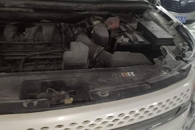 Used Ford Explorer 2013 3.5L Deluxe Model Engine Bay Left
