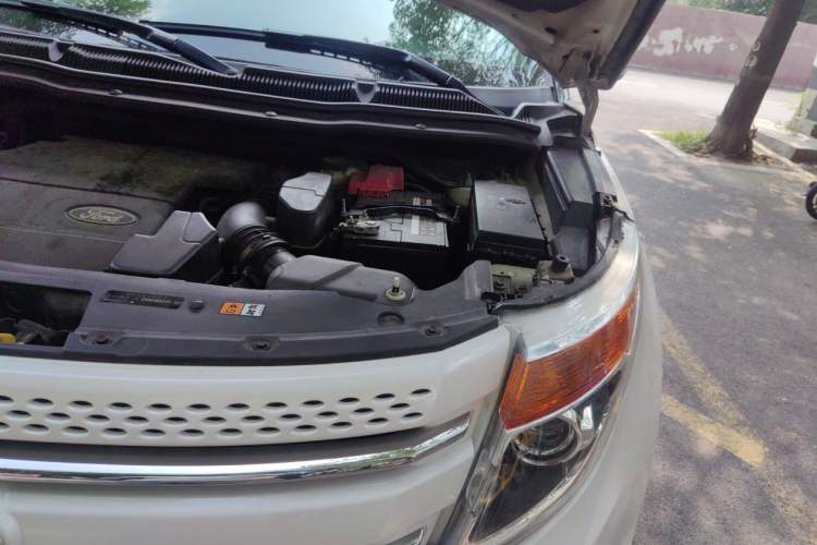 Used Ford Explorer 2013 3.5L Deluxe Model Engine Bay Left