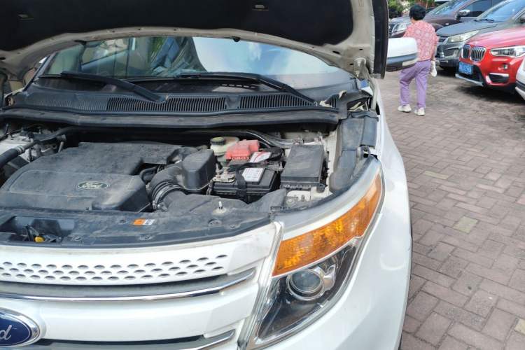 Used Ford Explorer 2013 3.5L Deluxe Model Engine Bay Left