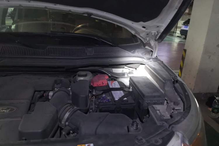 Used Ford Explorer 2013 3.5L Deluxe Model Engine Bay Left