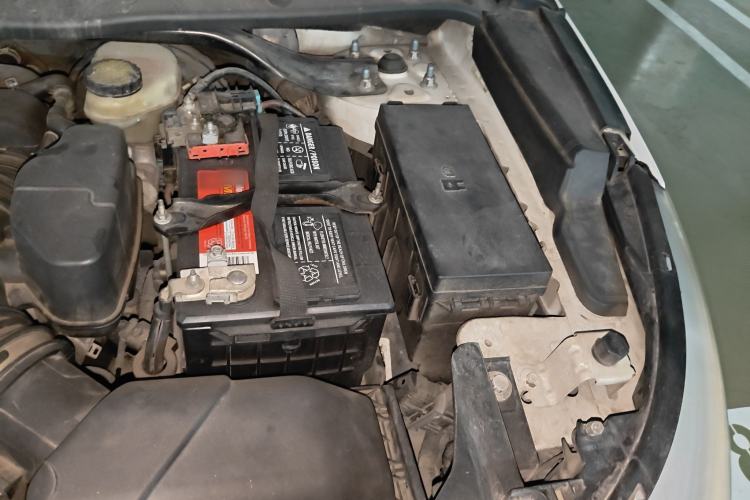 Used Ford Explorer 2013 3.5L Deluxe Model Engine Bay Left