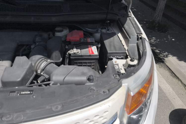 Used Ford Explorer 2013 3.5L Deluxe Model Engine Bay Left