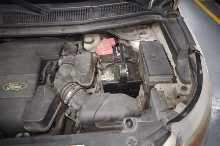 Used Ford Explorer 2013 3.5L Deluxe Model Engine Bay Left
