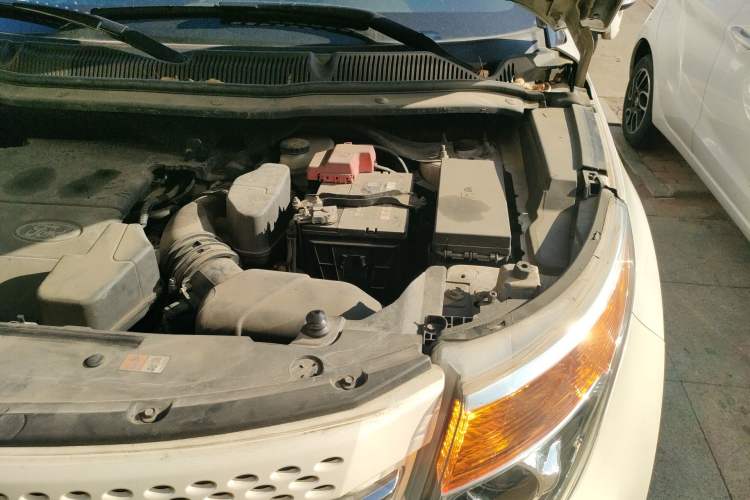 Used Ford Explorer 2013 3.5L Deluxe Model Engine Bay Left