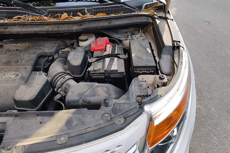 Used Ford Explorer 2013 3.5L Deluxe Model Engine Bay Left