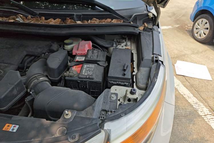 Used Ford Explorer 2013 3.5L Deluxe Model Engine Bay Left