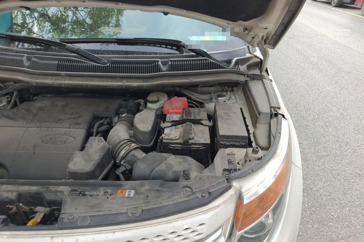 Used Ford Explorer 2013 3.5L Deluxe Model Engine Bay Left