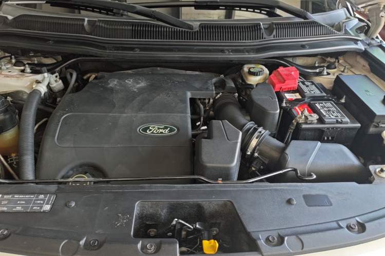 Used Ford Explorer 2013 3.5L Deluxe Model Engine Bay