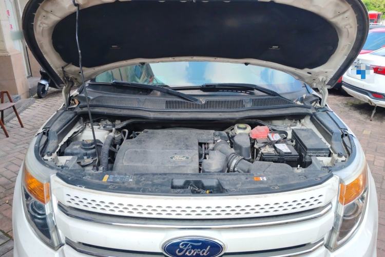 Used Ford Explorer 2013 3.5L Deluxe Model Engine Bay