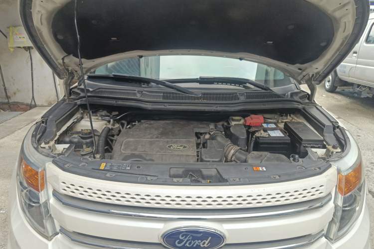 Used Ford Explorer 2013 3.5L Deluxe Model Engine Bay