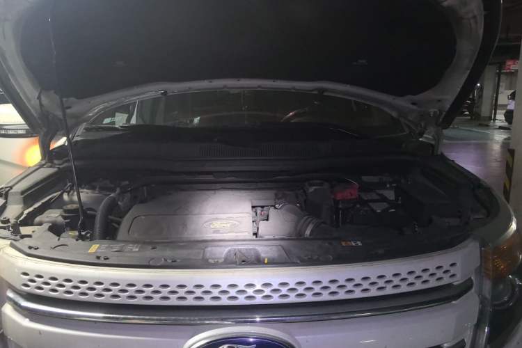 Used Ford Explorer 2013 3.5L Deluxe Model Engine Bay