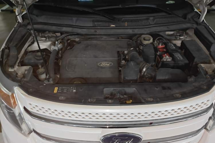 Used Ford Explorer 2013 3.5L Deluxe Model Engine Bay