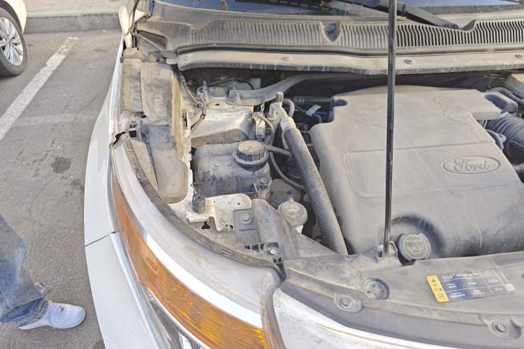 Used Ford Explorer 2013 3.5L Deluxe Model Engine Bay Right