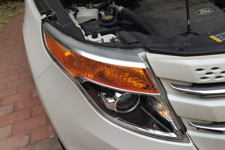 Used Ford Explorer 2013 3.5L Deluxe Model Engine Bay Right