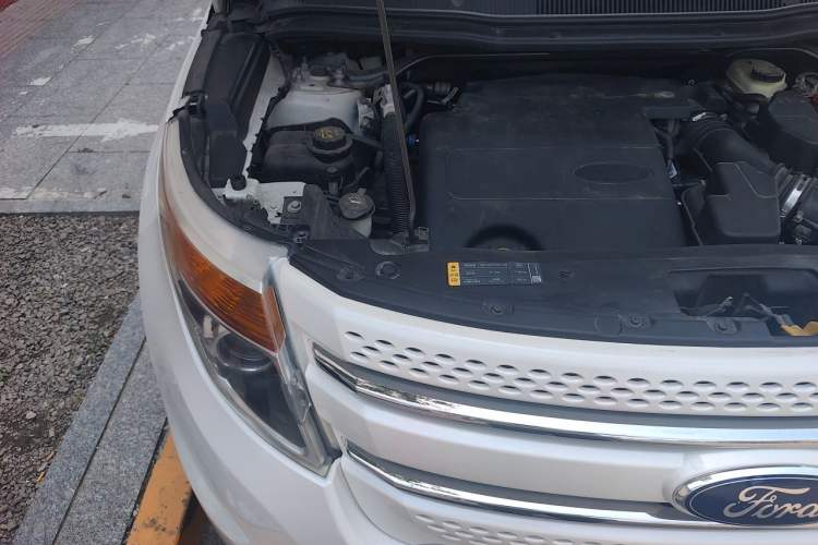 Used Ford Explorer 2013 3.5L Deluxe Model Engine Bay Right