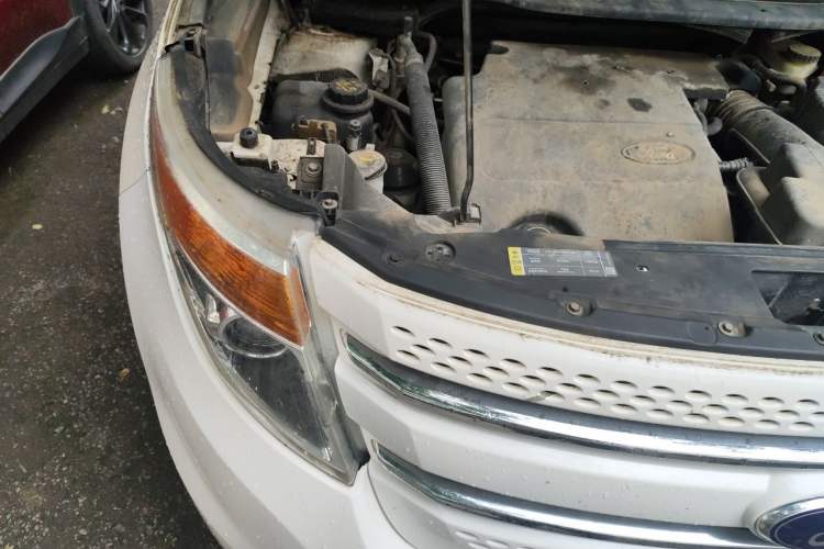 Used Ford Explorer 2013 3.5L Deluxe Model Engine Bay Right
