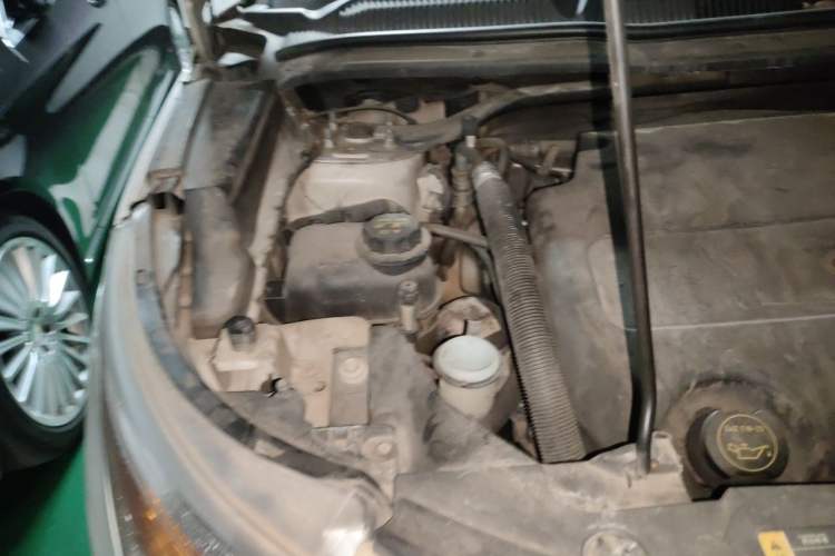 Used Ford Explorer 2013 3.5L Deluxe Model Engine Bay Right
