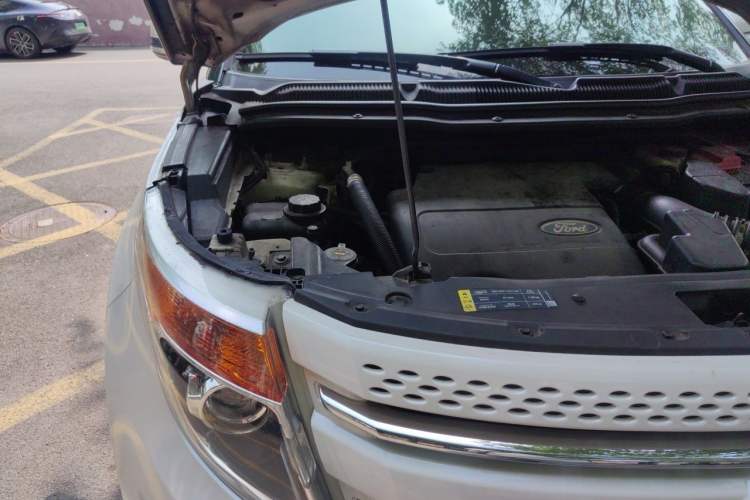 Used Ford Explorer 2013 3.5L Deluxe Model Engine Bay Right