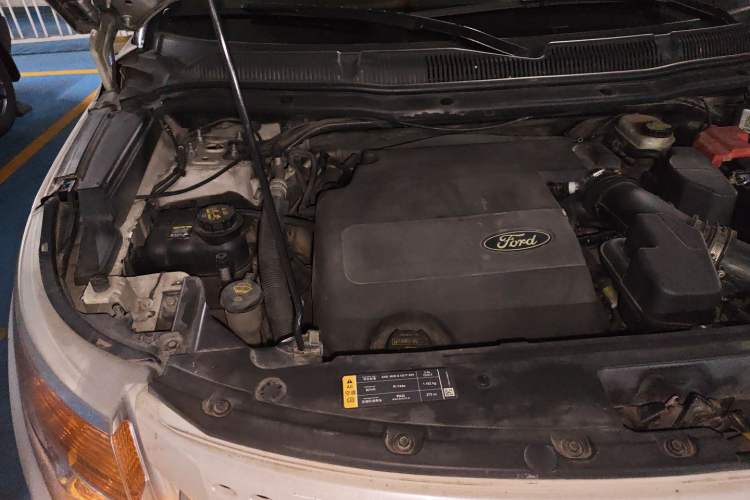 Used Ford Explorer 2013 3.5L Deluxe Model Engine Bay Right