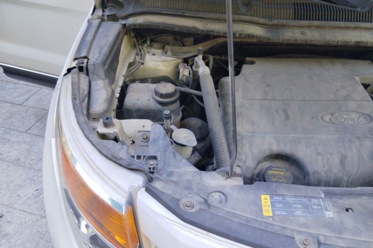 Used Ford Explorer 2013 3.5L Deluxe Model Engine Bay Right