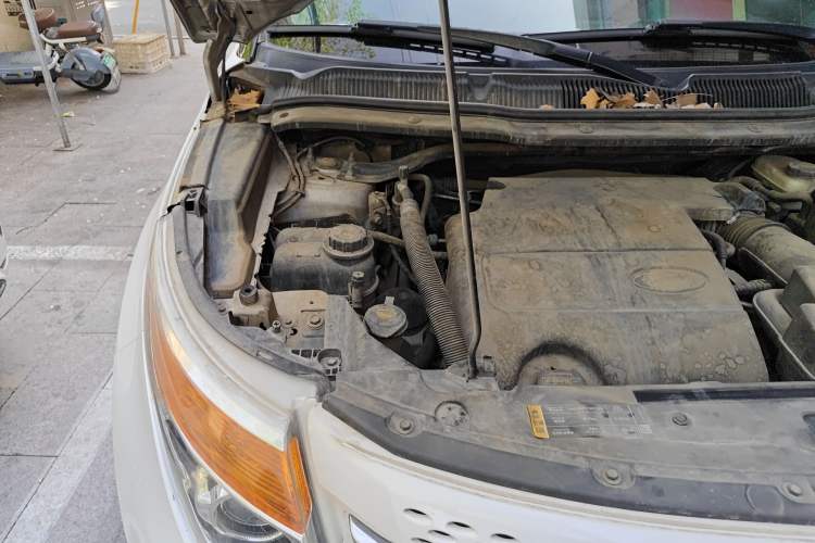 Used Ford Explorer 2013 3.5L Deluxe Model Engine Bay Right