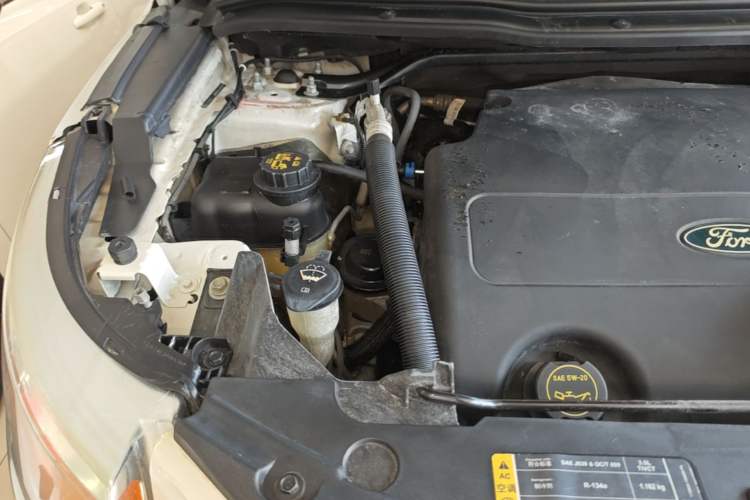 Used Ford Explorer 2013 3.5L Deluxe Model Engine Bay Right
