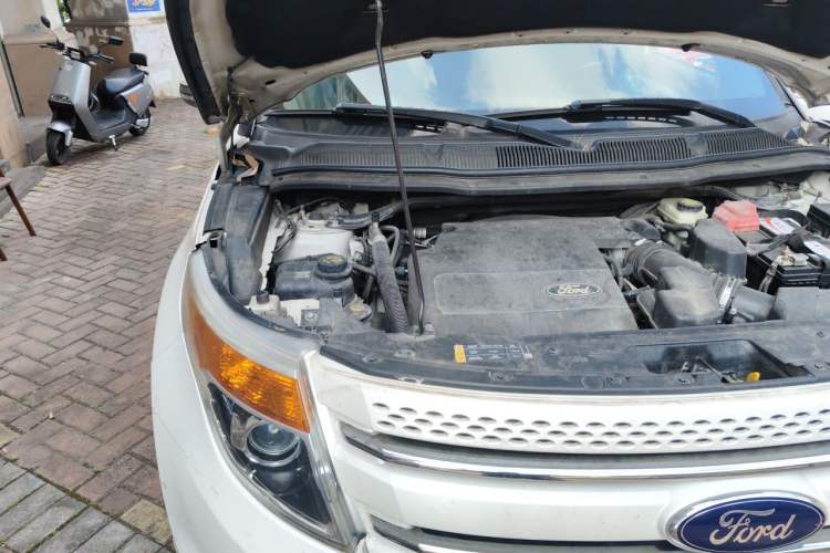 Used Ford Explorer 2013 3.5L Deluxe Model Engine Bay Right