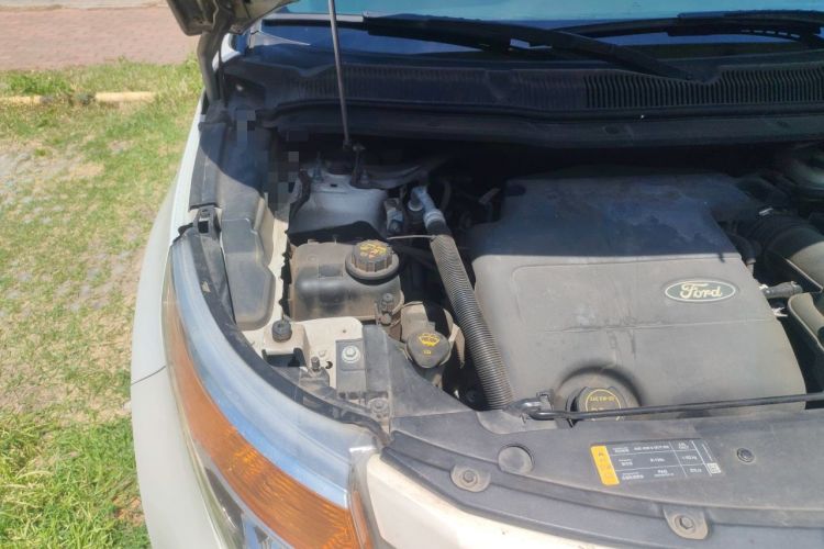 Used Ford Explorer 2013 3.5L Deluxe Model Engine Bay Right