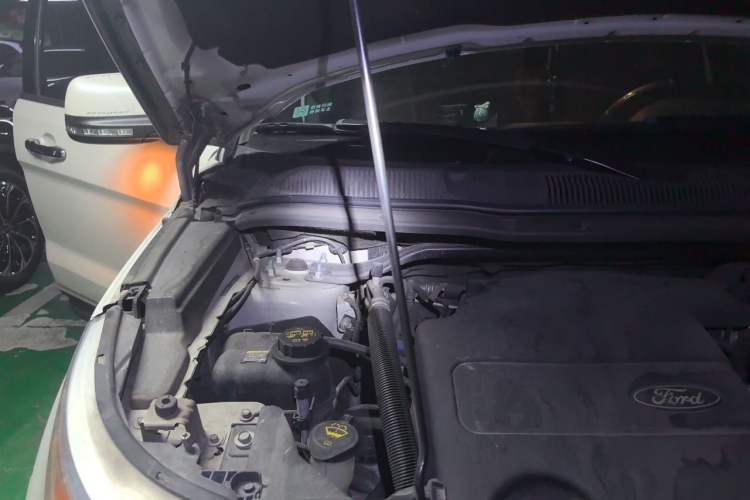Used Ford Explorer 2013 3.5L Deluxe Model Engine Bay Right