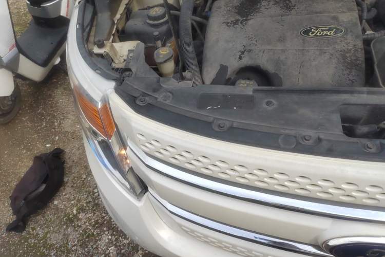 Used Ford Explorer 2013 3.5L Deluxe Model Engine Bay Right