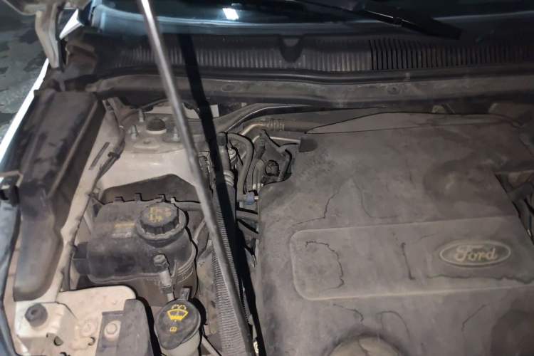 Used Ford Explorer 2013 3.5L Deluxe Model Engine Bay Right