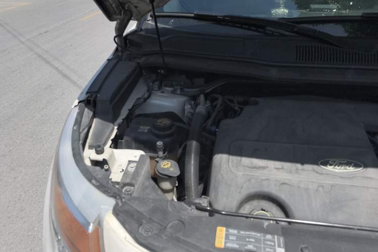 Used Ford Explorer 2013 3.5L Deluxe Model Engine Bay Right