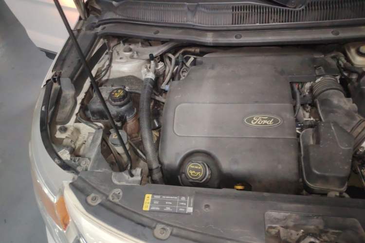 Used Ford Explorer 2013 3.5L Deluxe Model Engine Bay Right
