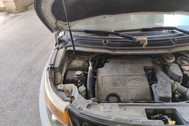 Used Ford Explorer 2013 3.5L Deluxe Model Engine Bay Right