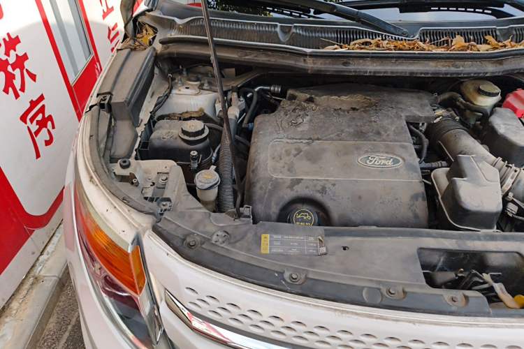 Used Ford Explorer 2013 3.5L Deluxe Model Engine Bay Right