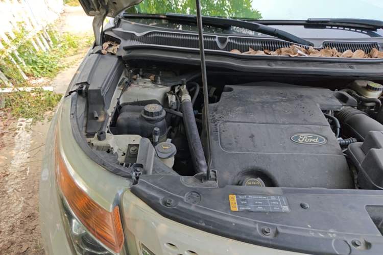 Used Ford Explorer 2013 3.5L Deluxe Model Engine Bay Right