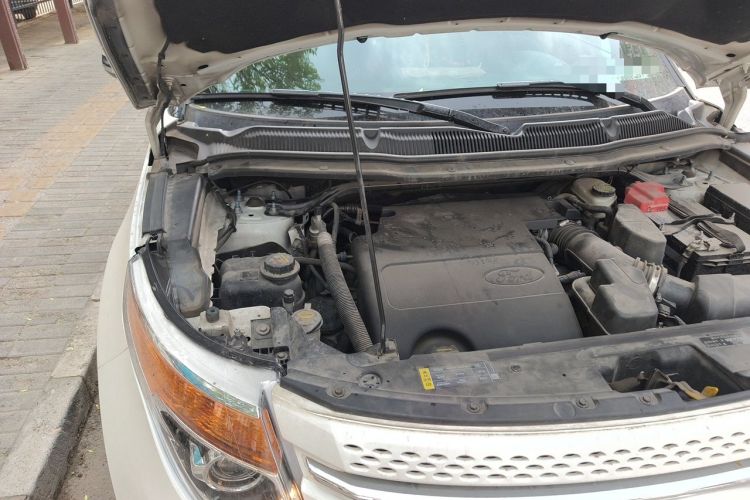 Used Ford Explorer 2013 3.5L Deluxe Model Engine Bay Right