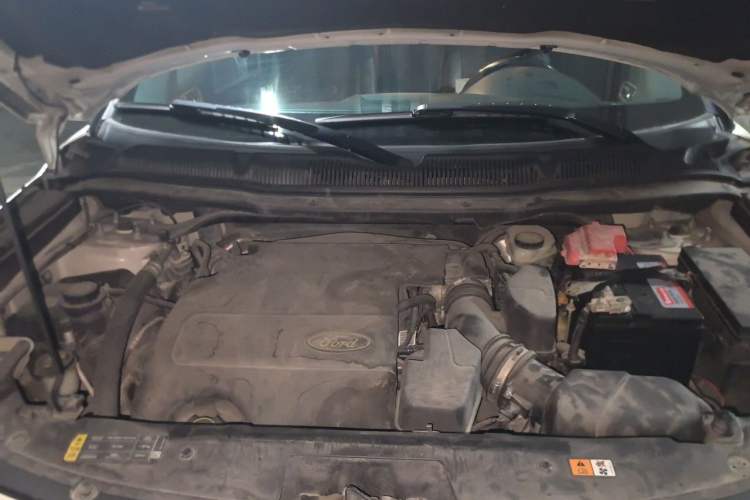 Used Ford Explorer 2013 3.5L Deluxe Model Engine Bay