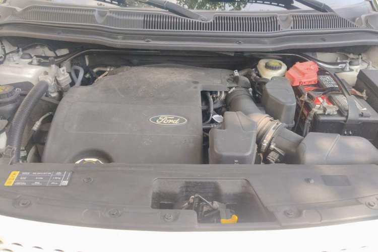 Used Ford Explorer 2013 3.5L Deluxe Model Engine Bay