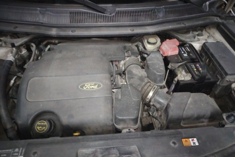 Used Ford Explorer 2013 3.5L Deluxe Model Engine Bay