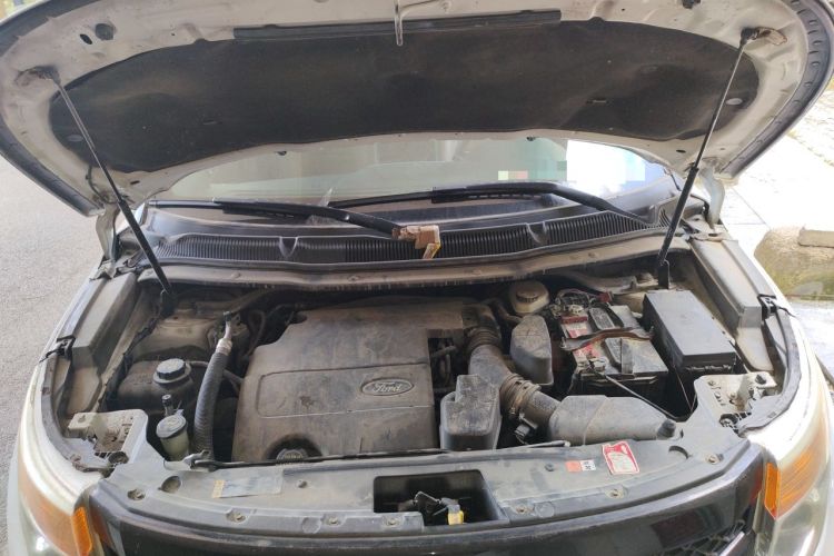Used Ford Explorer 2013 3.5L Deluxe Model Engine Bay