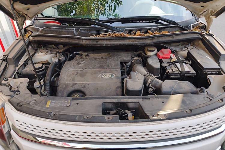 Used Ford Explorer 2013 3.5L Deluxe Model Engine Bay